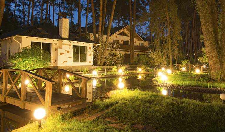 sample of low voltage landscape lighting contractor services